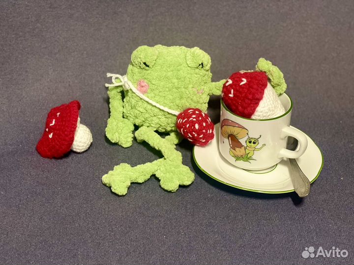 Вязаная жаба с сумочкой-мухомором