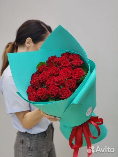 21 красная роза в оформлении