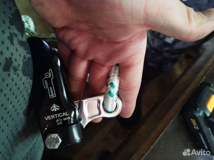Зажим для двух веревок
