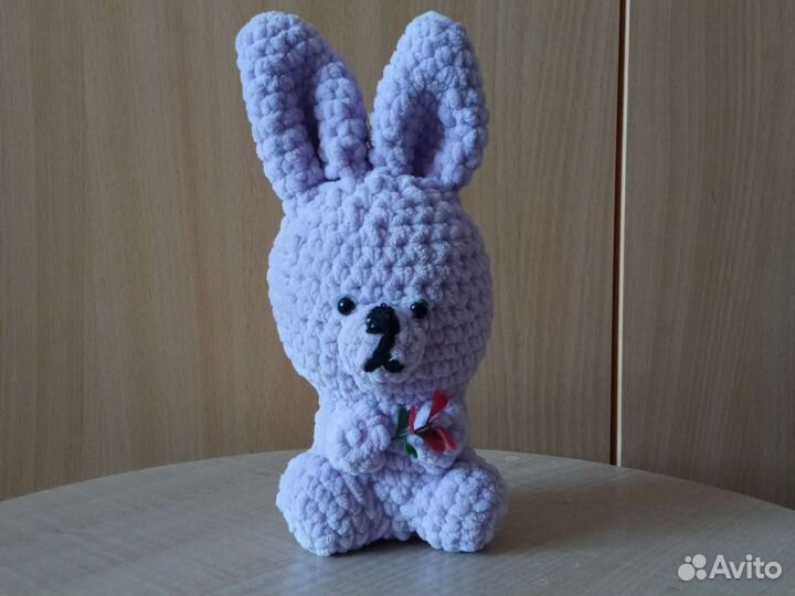 Плюшевый заяц вязаный