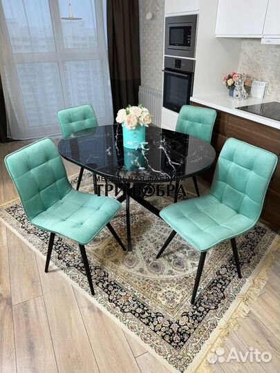 Кухонный стол и стулья. Бесплатная доставка
