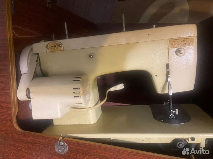 Швейная машина Чайка 142 м
