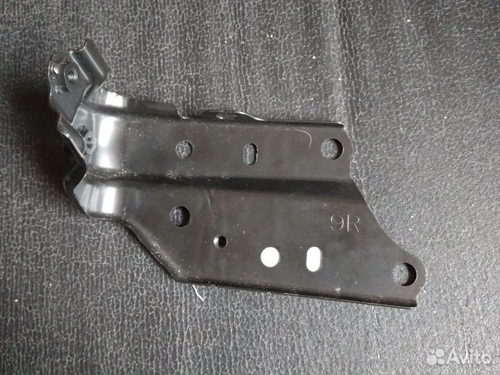 Кронштейн крыла правого Toyota Camry