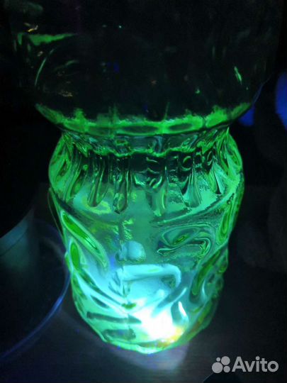 Ваза, урановое стекло