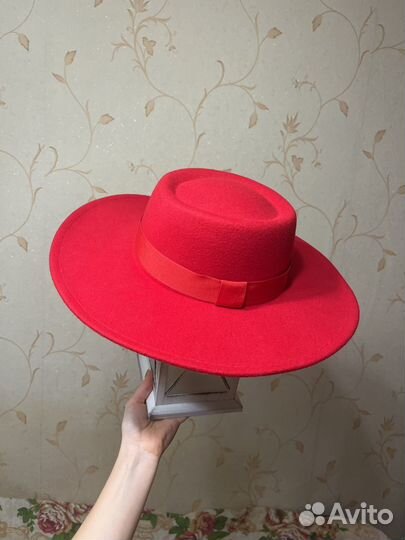 Шляпа красная фетровая с широкими полями