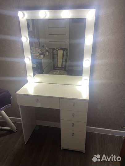 Макияжный стол