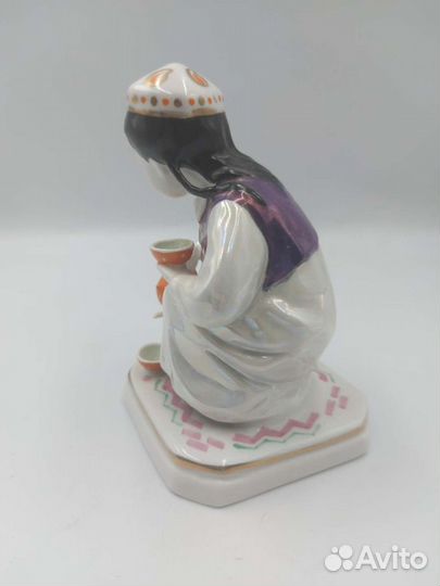 Фарфоровая статуэтка 