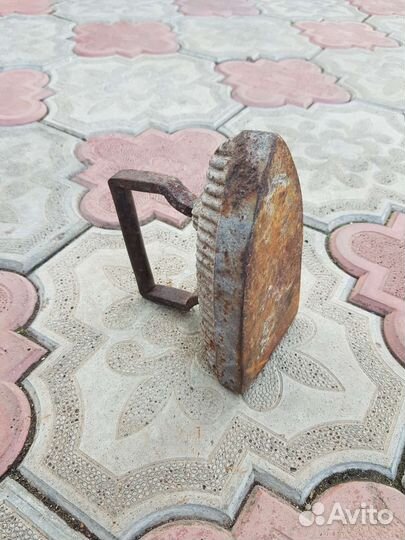 Утюг старинный чугунный