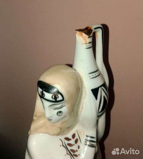 Фарфоровая статуэтка. Девушка с кувшином