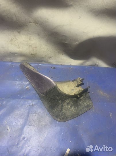 Брызговик передний левый toyota vista sv30