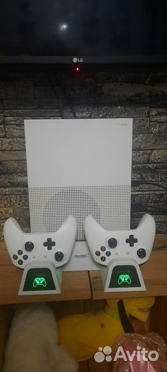 Игровая приставка Microsoft Xbox One S 1000 гб HDD