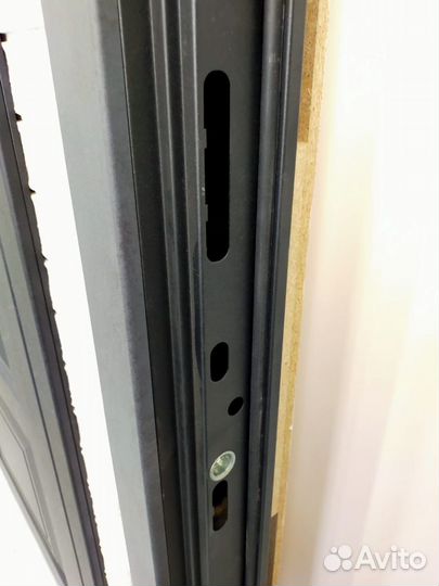 Дверь входная с зеркалом