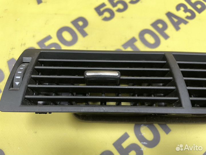 Дефлектор воздушный центральный Audi A4