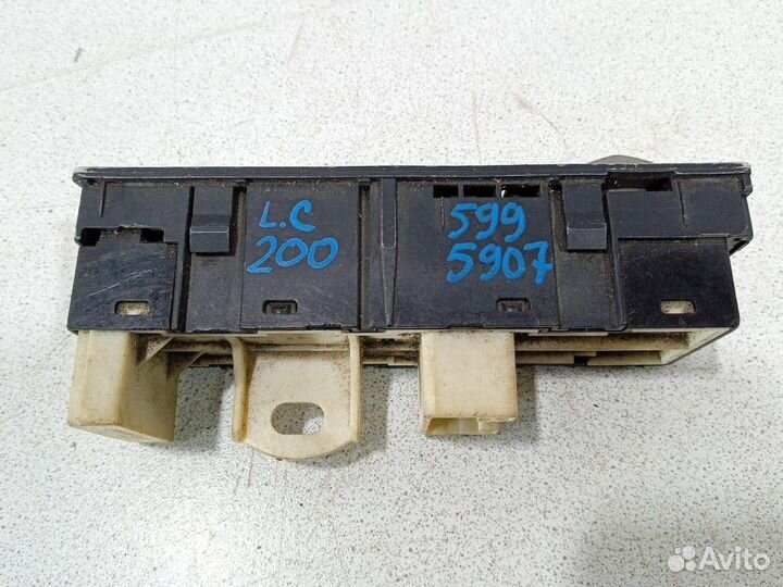 Кнопка Тойота Land Cruiser 200 J200