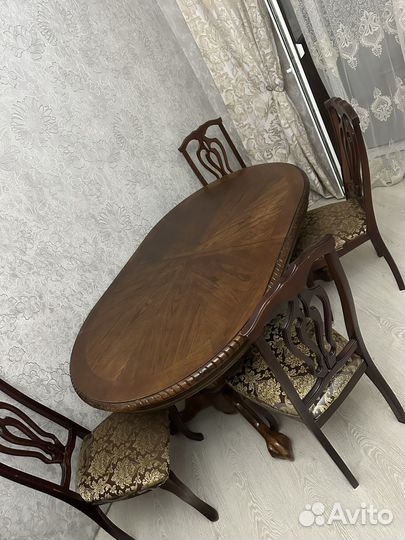 Стол со стульями