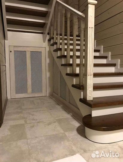 Лестница с площадкой на второй этаж