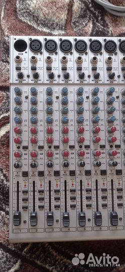 Микшерный пульт behringer
