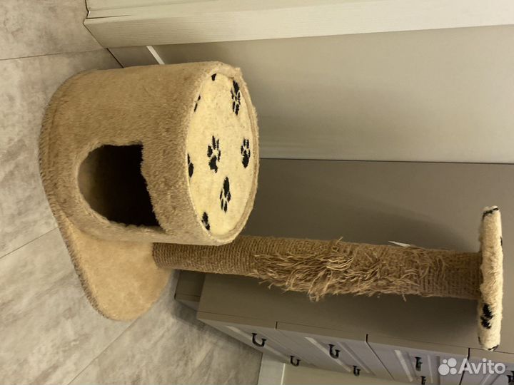 Кошачий домик с когтеточкой