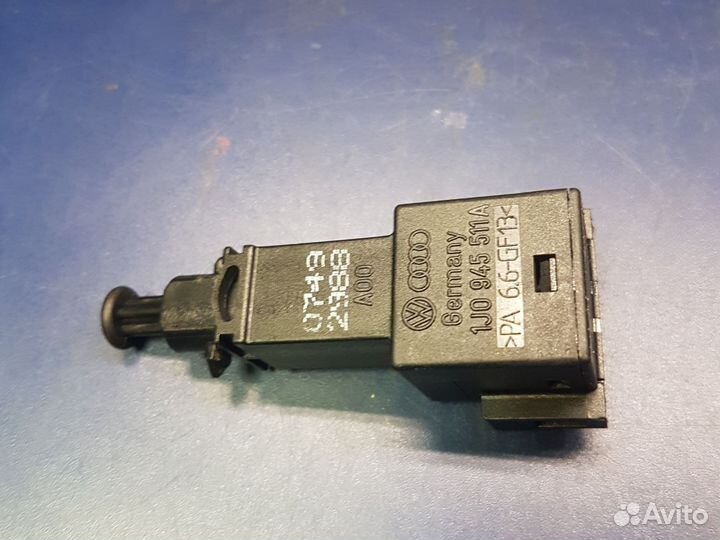 Выключатель стоп сигнала audi VW seat 1J0945511A