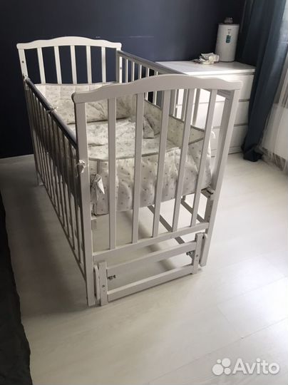 Детская кроватка с продольным маятником