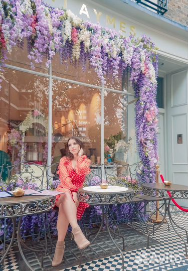 Оформление зеленью или цветами кафе, ресторана