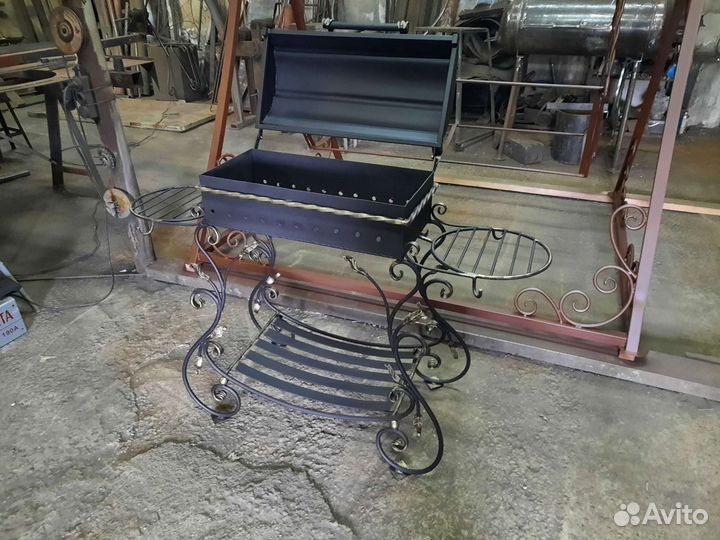 Мангал с крышкой на подставке