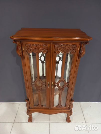 Витрина резная для посуды