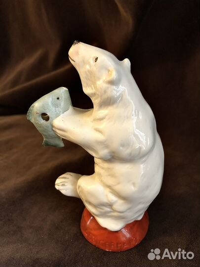 Статуэтка белый медведь с рыбой