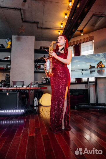 Саксофонистка / музыкант на праздник