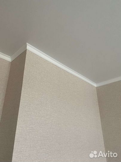 Поклейка потолочных плинтусов под натяжной потолок