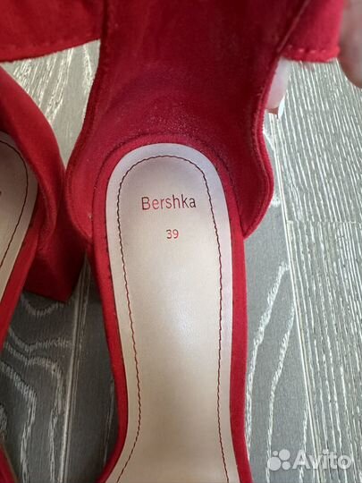 Босоножки женские на каблуке Bershka