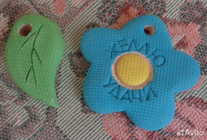 Маски, дудочки, папка для поздравлений