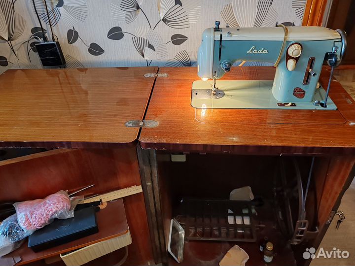 Швейная машина лада