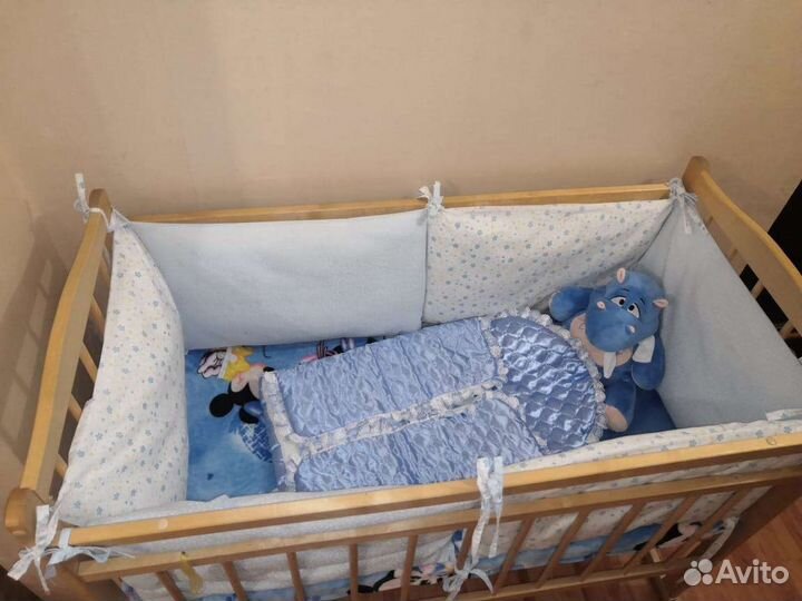 Детская кроватка с маятником