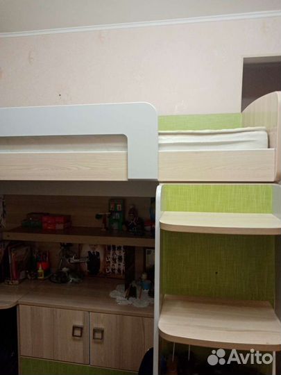 Детский уголок(кровать, стол, комод под вещи, полк