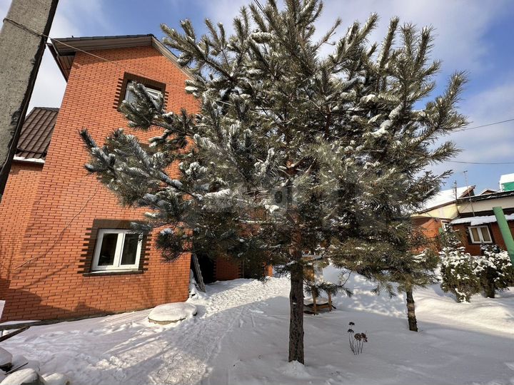 Дом 1000 м² на участке 20 сот.