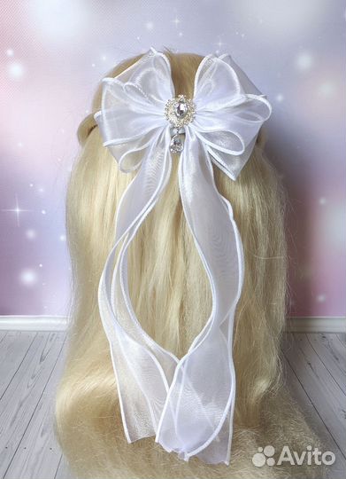 Нарядный белый бант на заколке