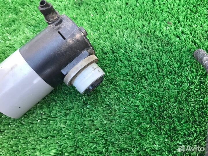 Моторчик стеклоомывателя Toyota Avensis