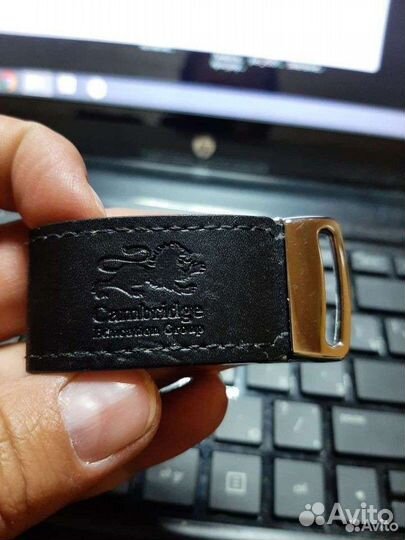 Usb флешка новая в кожаном футляре