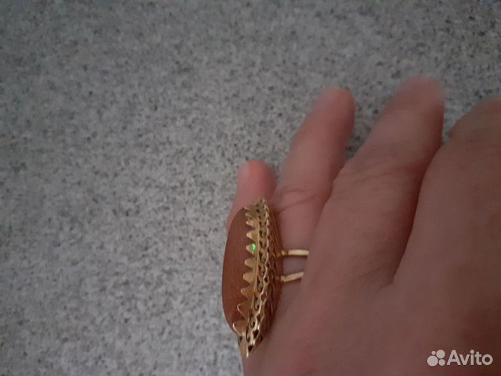 Золотое кольцо с камнем