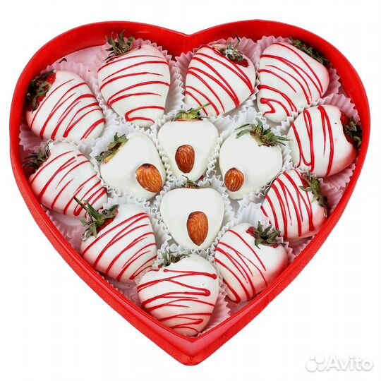 Сердце из свежей клубники в шоколаде с миндалем