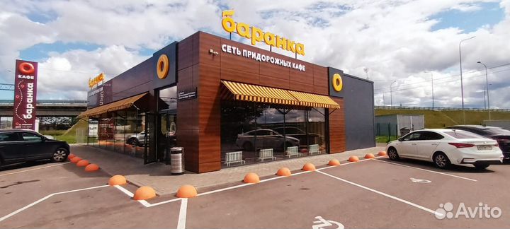 Продавец в кафе