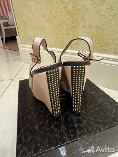 Босоножки на танкетке