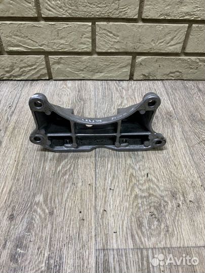 Mercedes C-class W204 Кронштейн задний кпп
