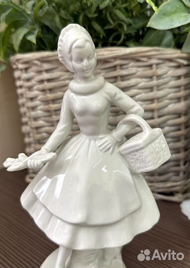 Фарфоровая статуэтка