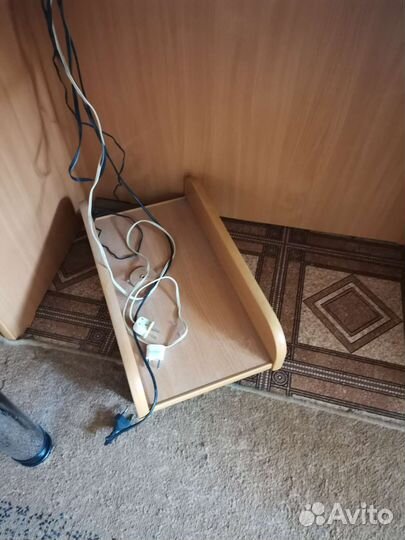 Письменный стол с тумбой и навесными шкафчиками