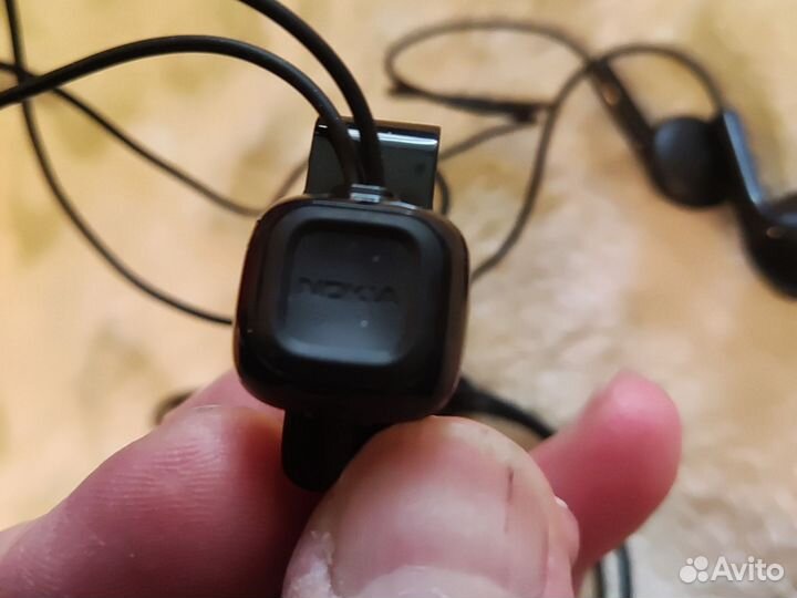 Новая гарнитура Nokia с кнопкой ответа и петличкой