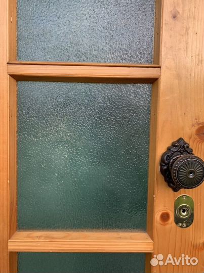 Дверь деревянная с стеклянными вставками