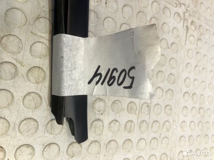 Уплотнитель стекла задний левый Nissan Terrano