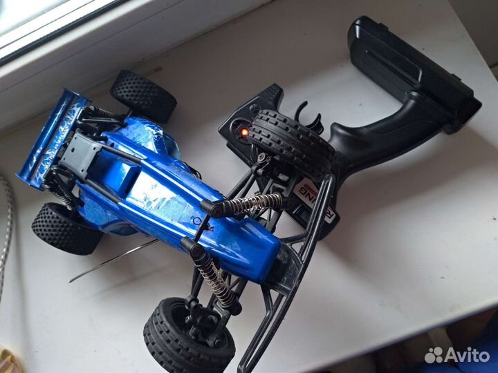Машина на радиоуправлении с амортизаторами